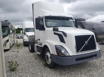  Salvage Volvo Vnl