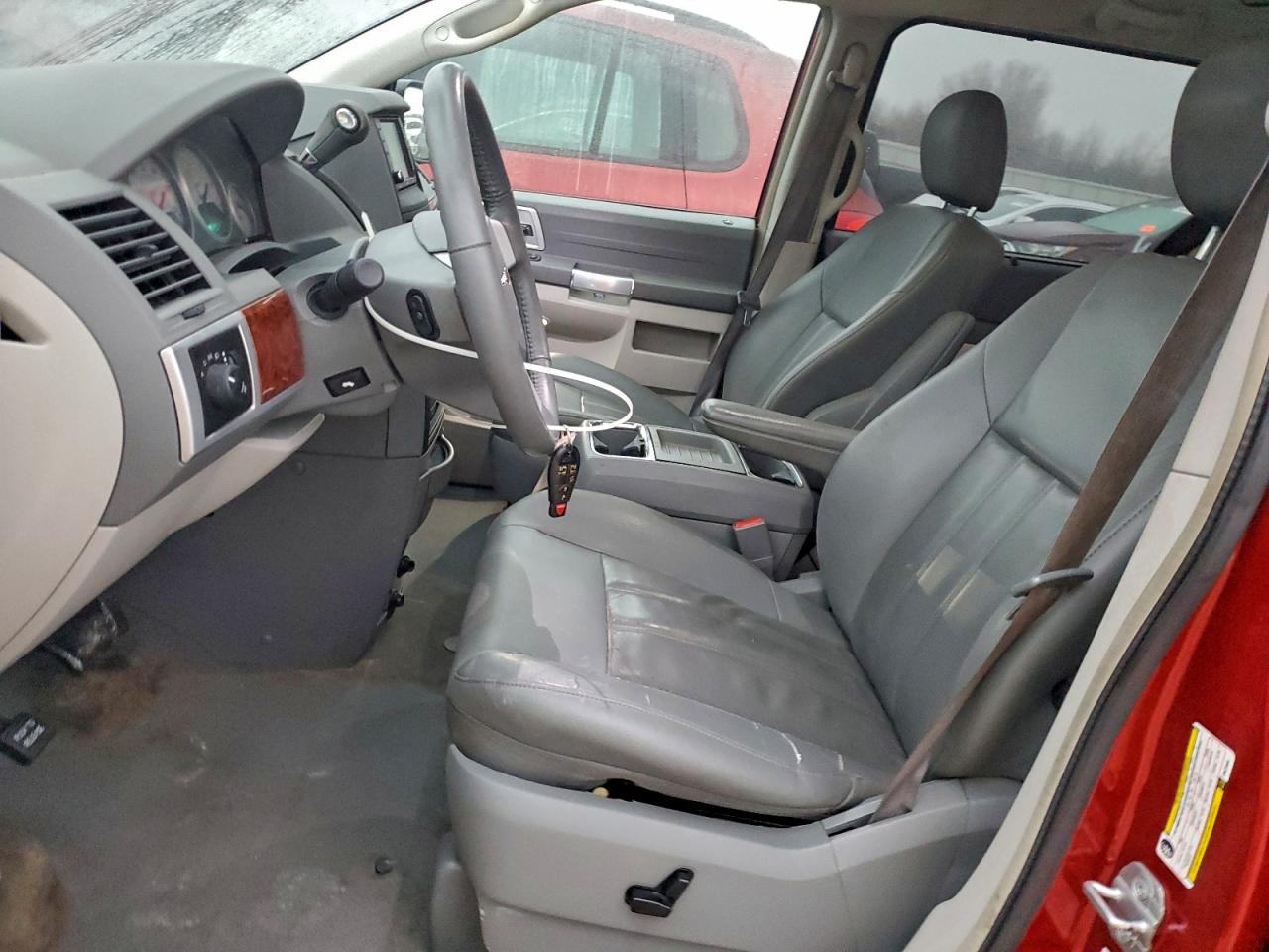 Chrysler Minivan Touring Image 4