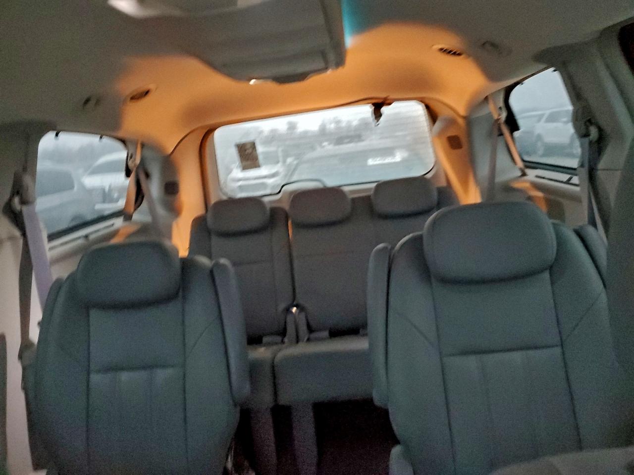 Chrysler Minivan Touring Image 9