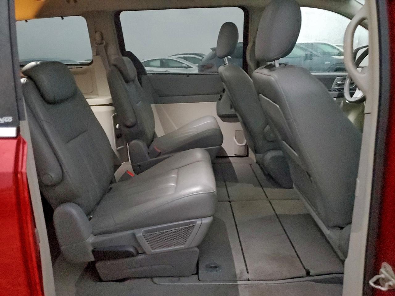 Chrysler Minivan Touring Image 8