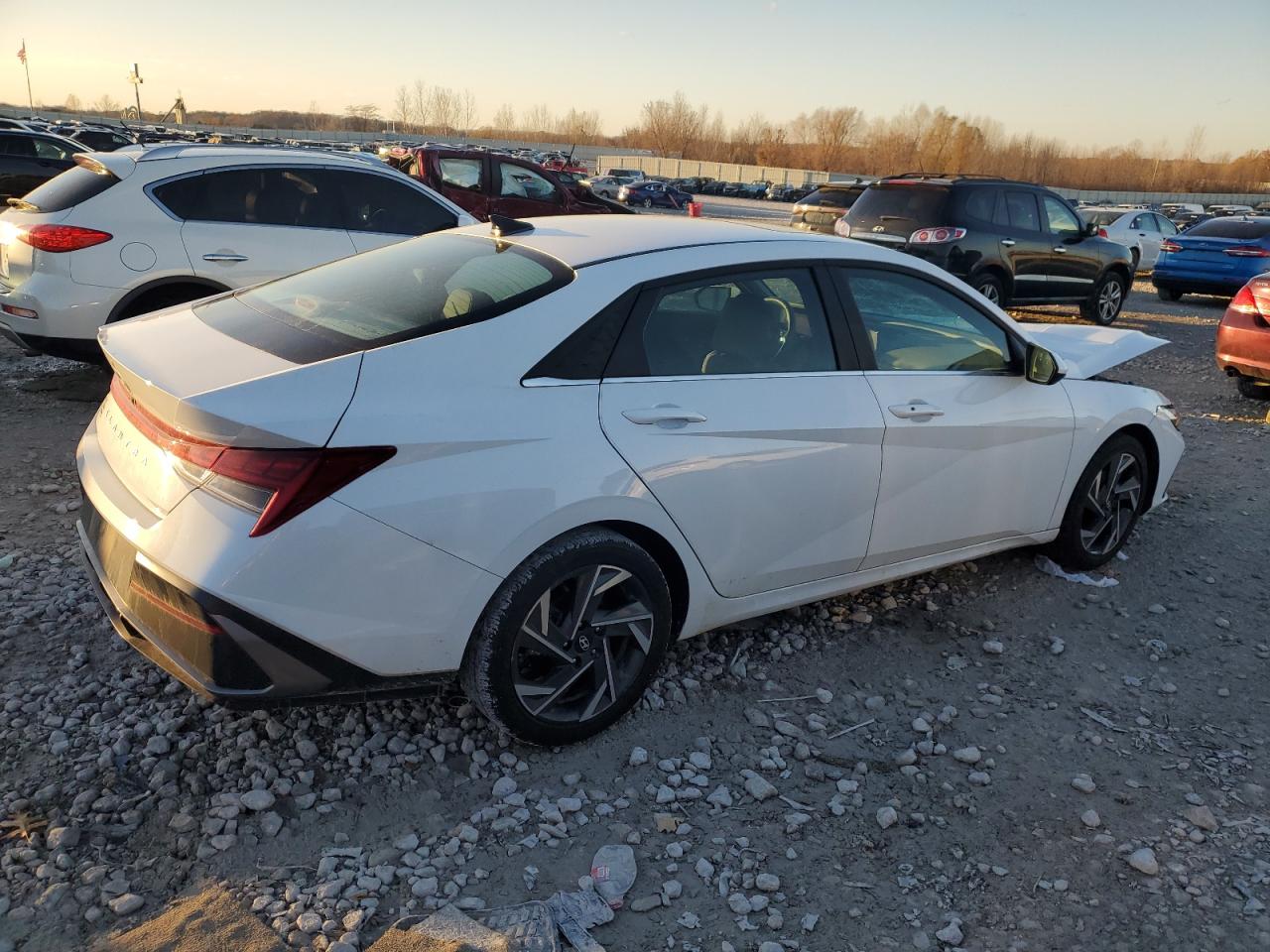 Hyundai ELANTRA Sel Image 2