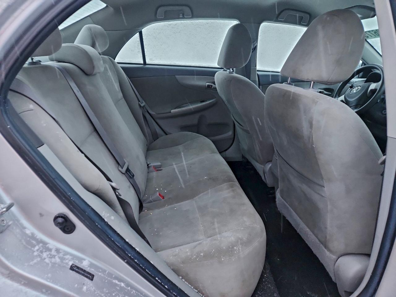 Toyota Corolla Base Image 10