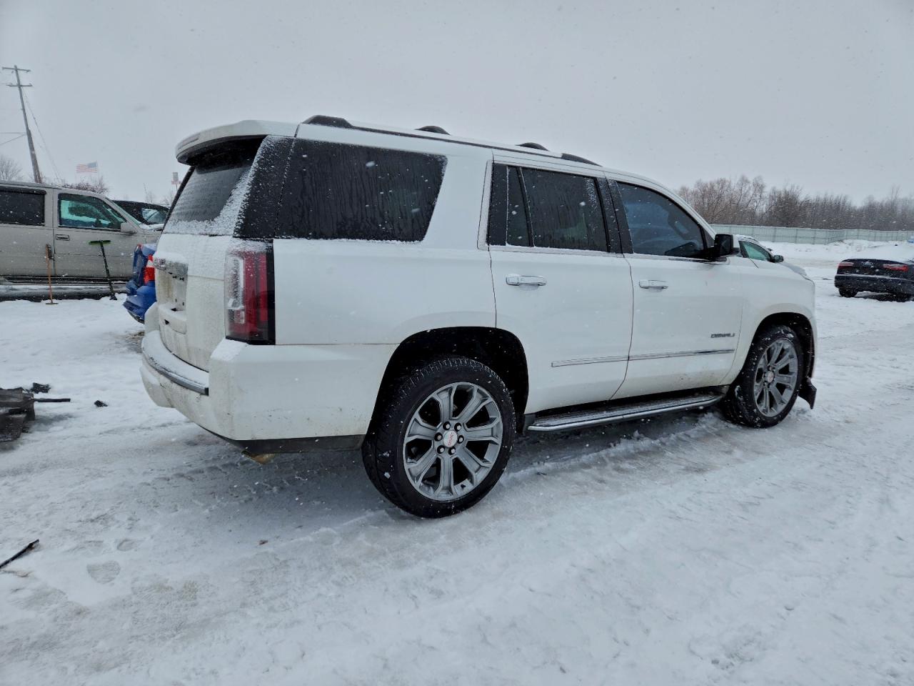 GMC Yukon Denali Image 3