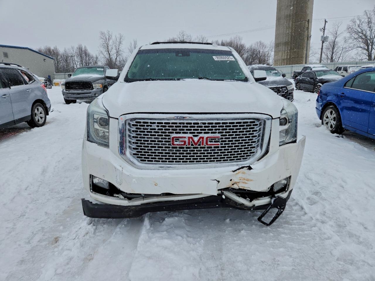 GMC Yukon Denali Image 4