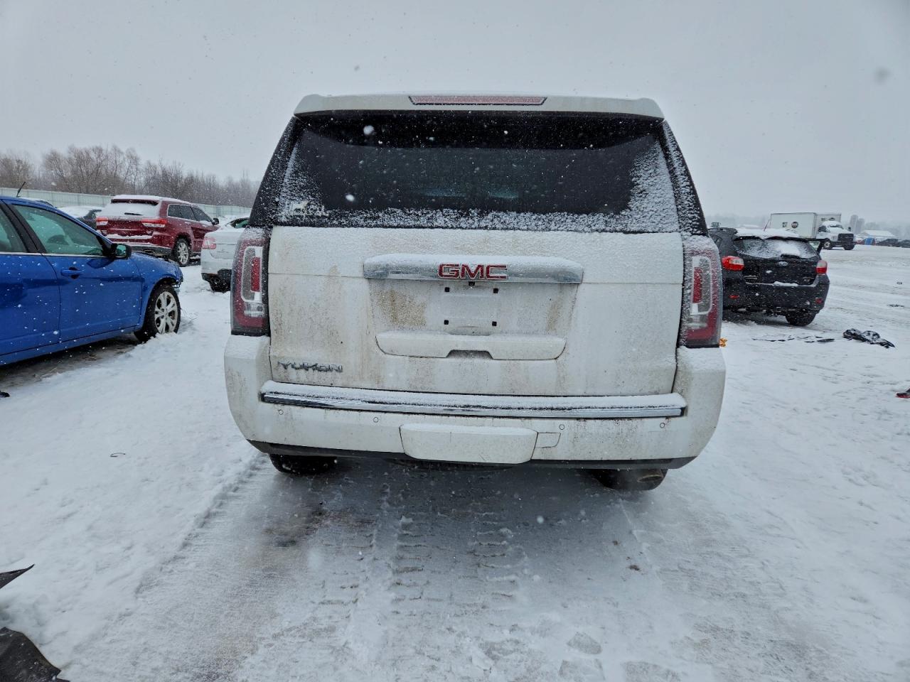 GMC Yukon Denali Image 13