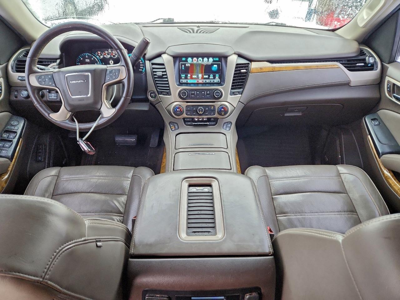 GMC Yukon Denali Image 12