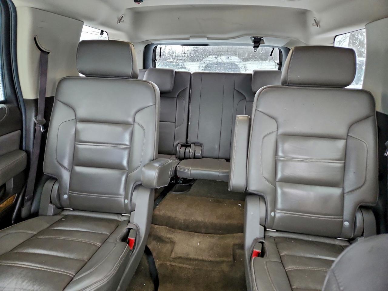 GMC Yukon Denali Image 9