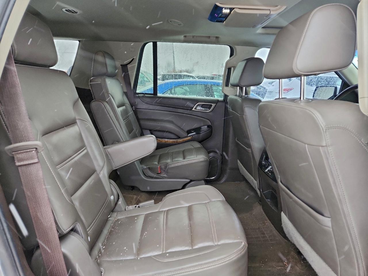 GMC Yukon Denali Image 10