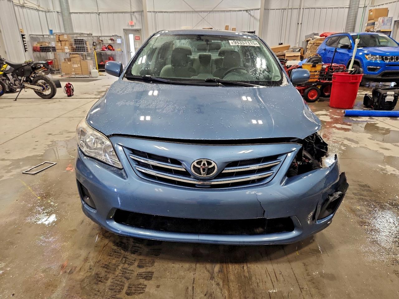 Toyota Corolla Base Image 9