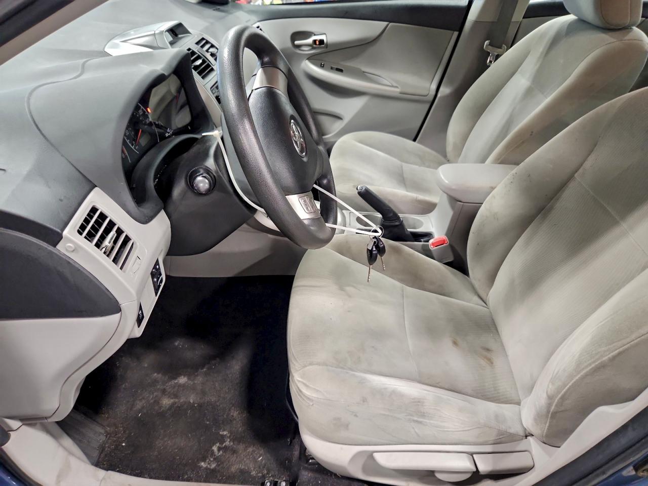 Toyota Corolla Base Image 8