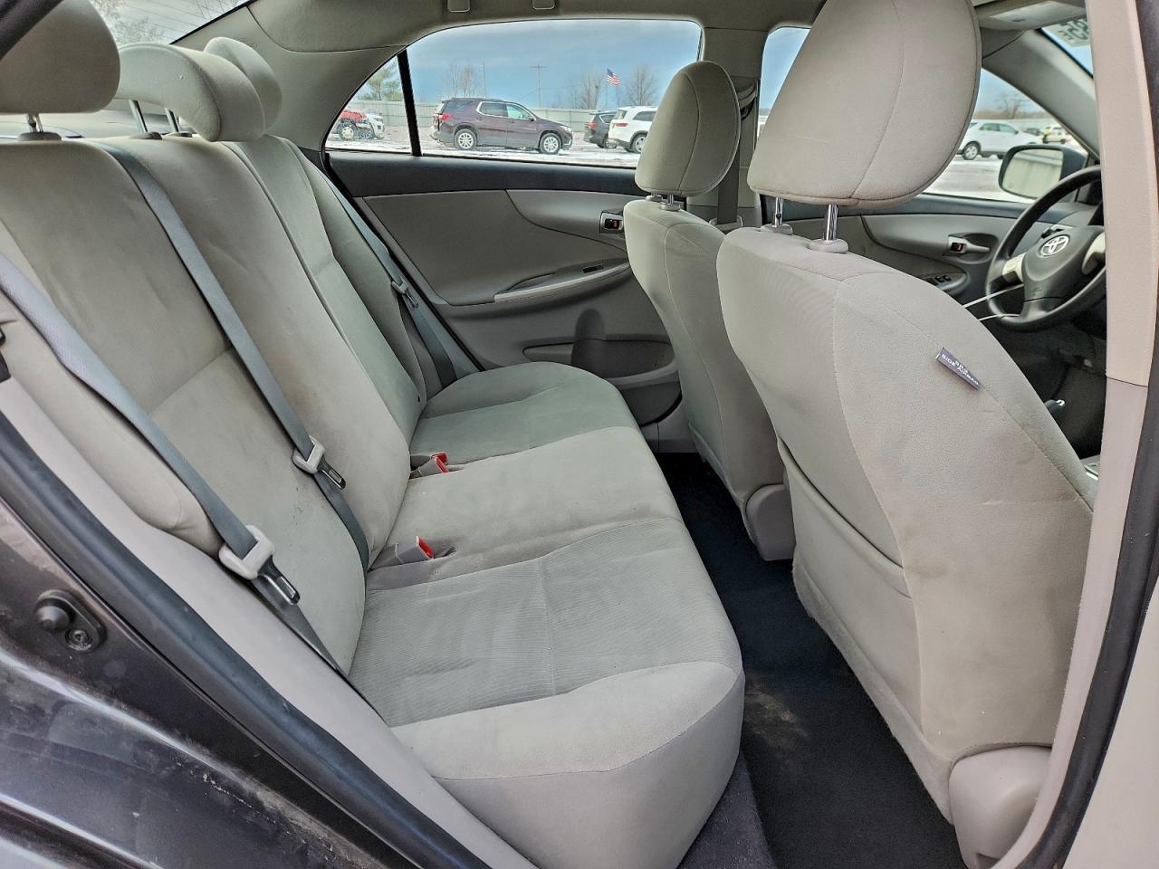 Toyota Corolla Base Image 9