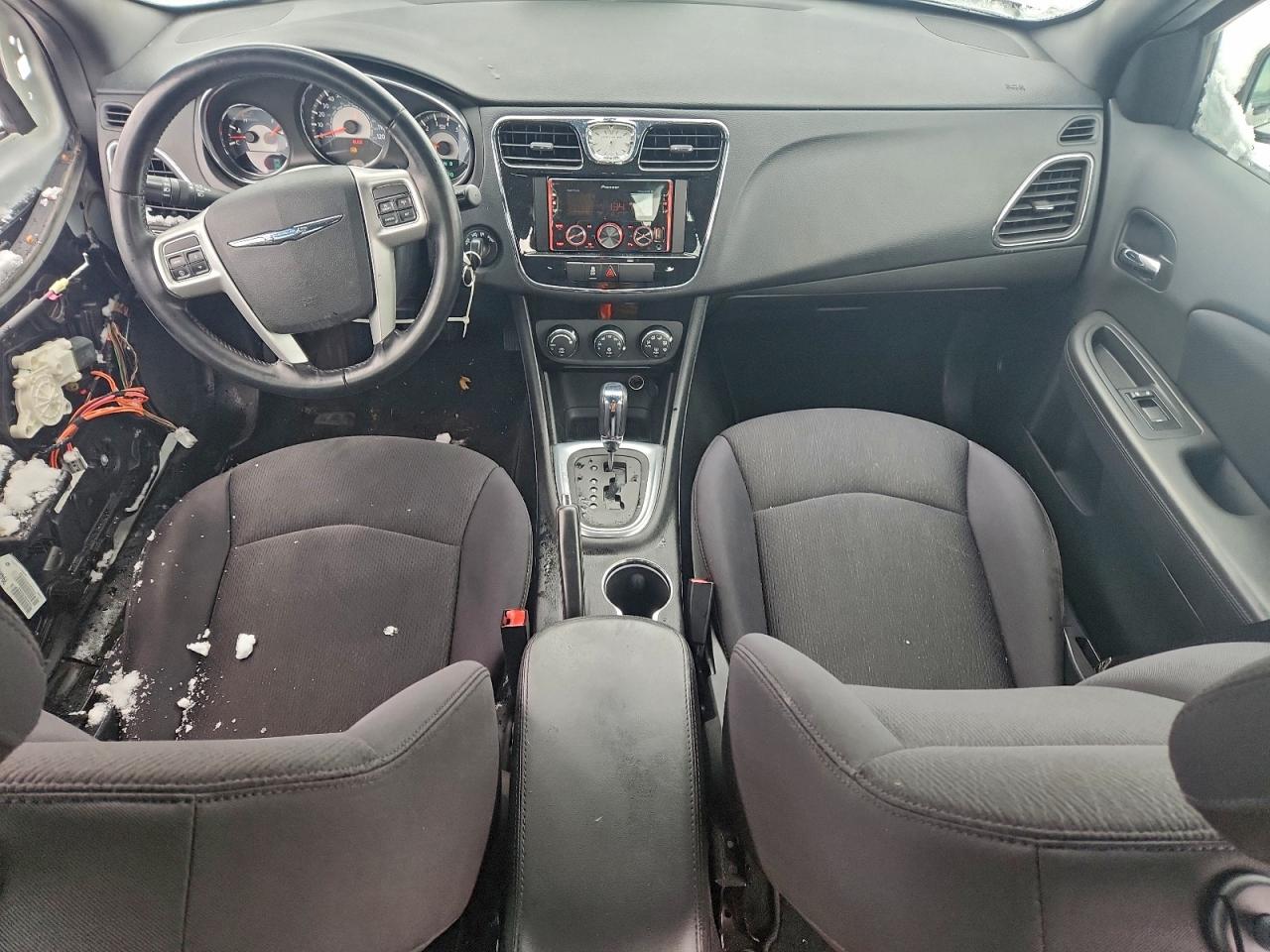 Chrysler 200 Touring Image 6