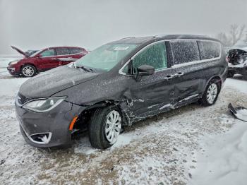 Salvage Chrysler Pacifica