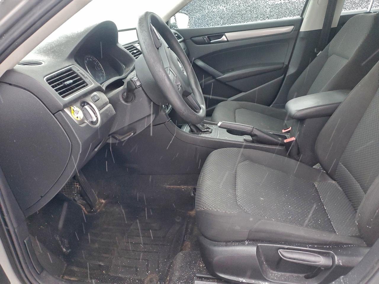 Volkswagen Passat S Image 7