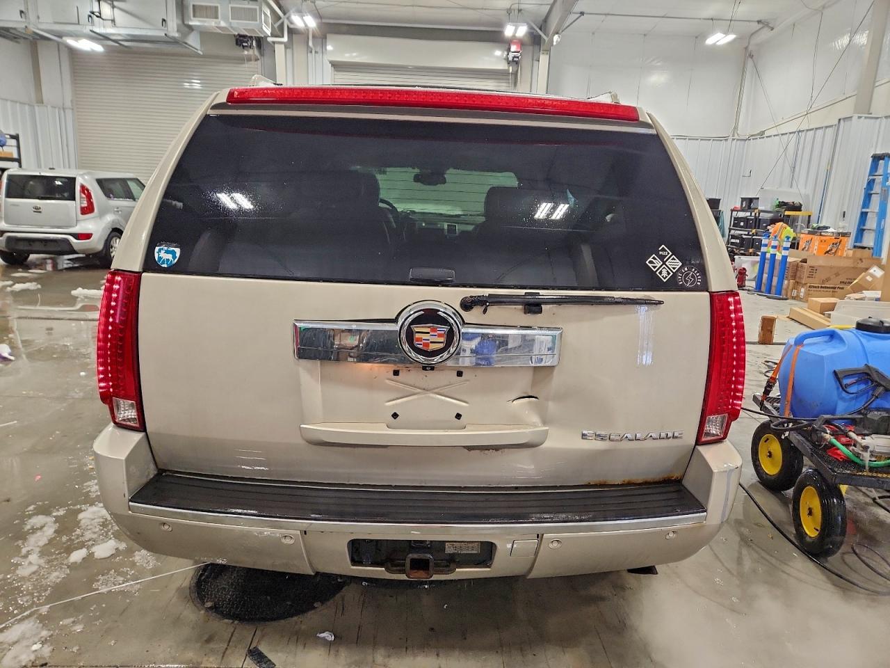 Cadillac Escalade Luxury Image 2