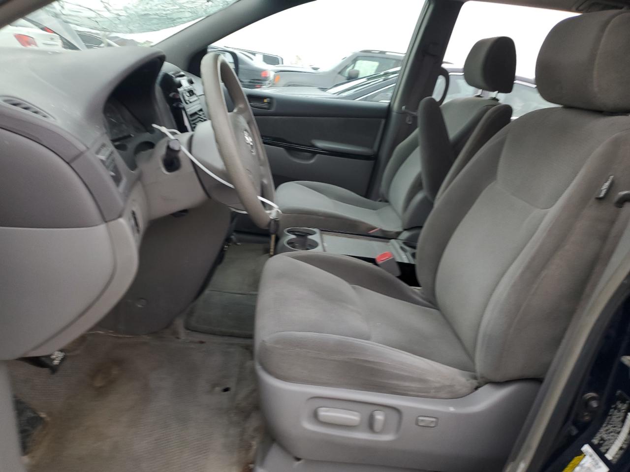 Toyota Sienna Ce Image 2