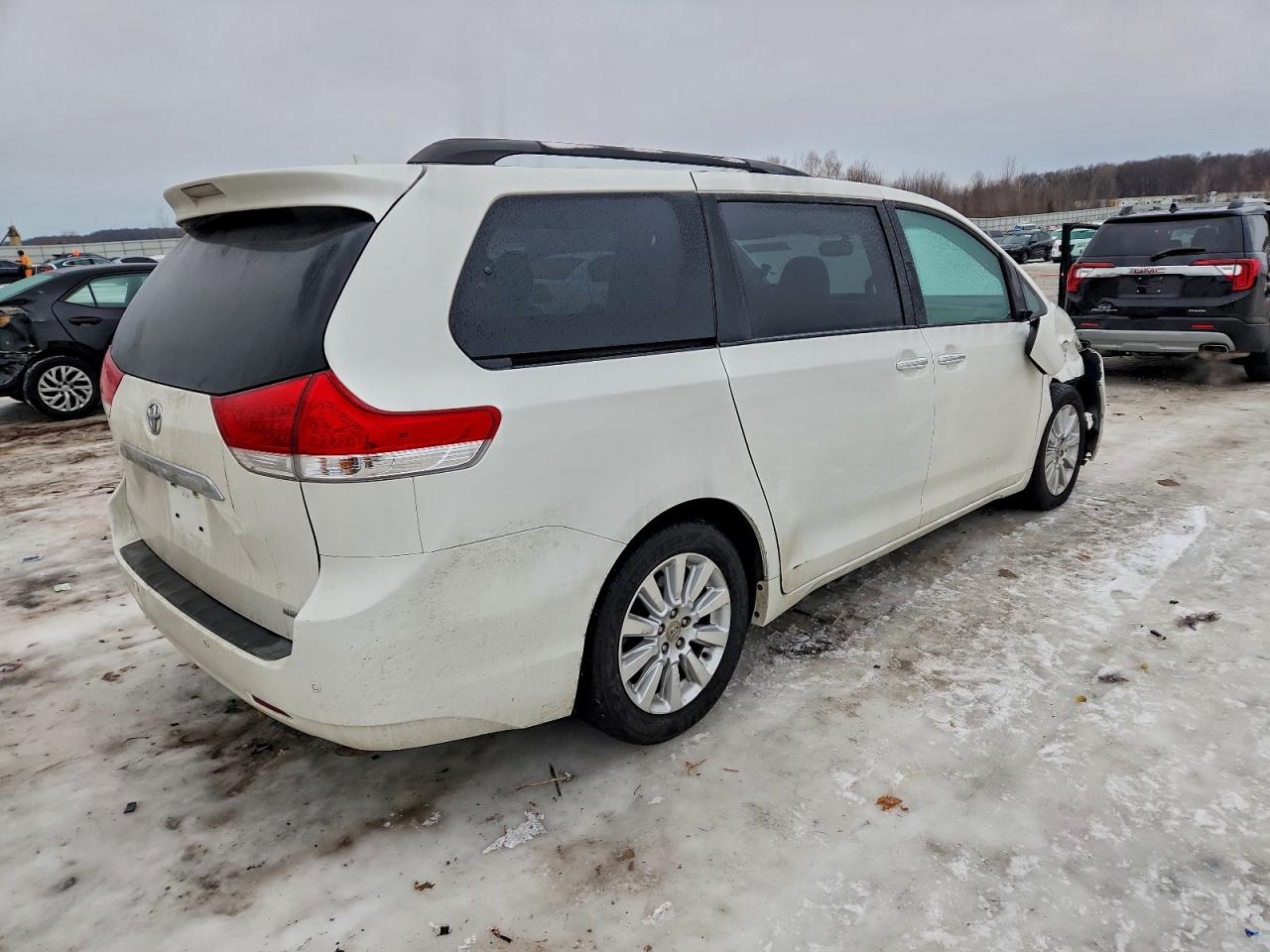 Toyota Sienna Xle Image 2