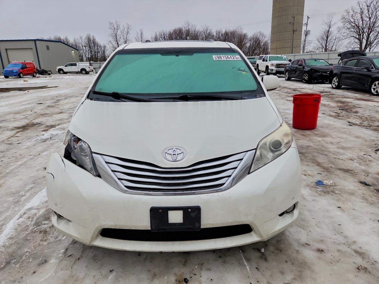 Toyota Sienna Xle Image 3