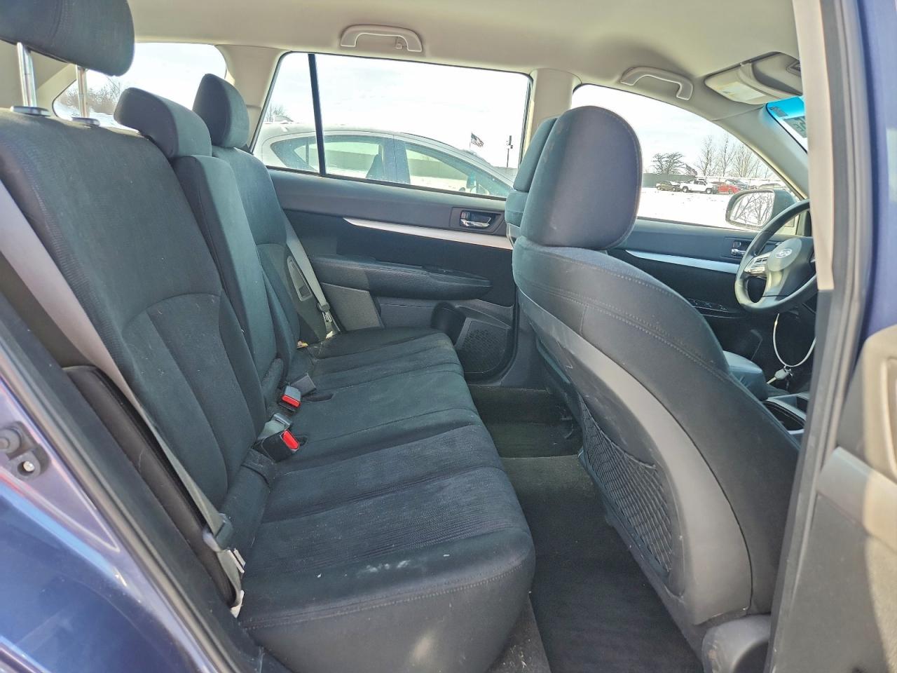 Subaru Outback 2.5i Image 13