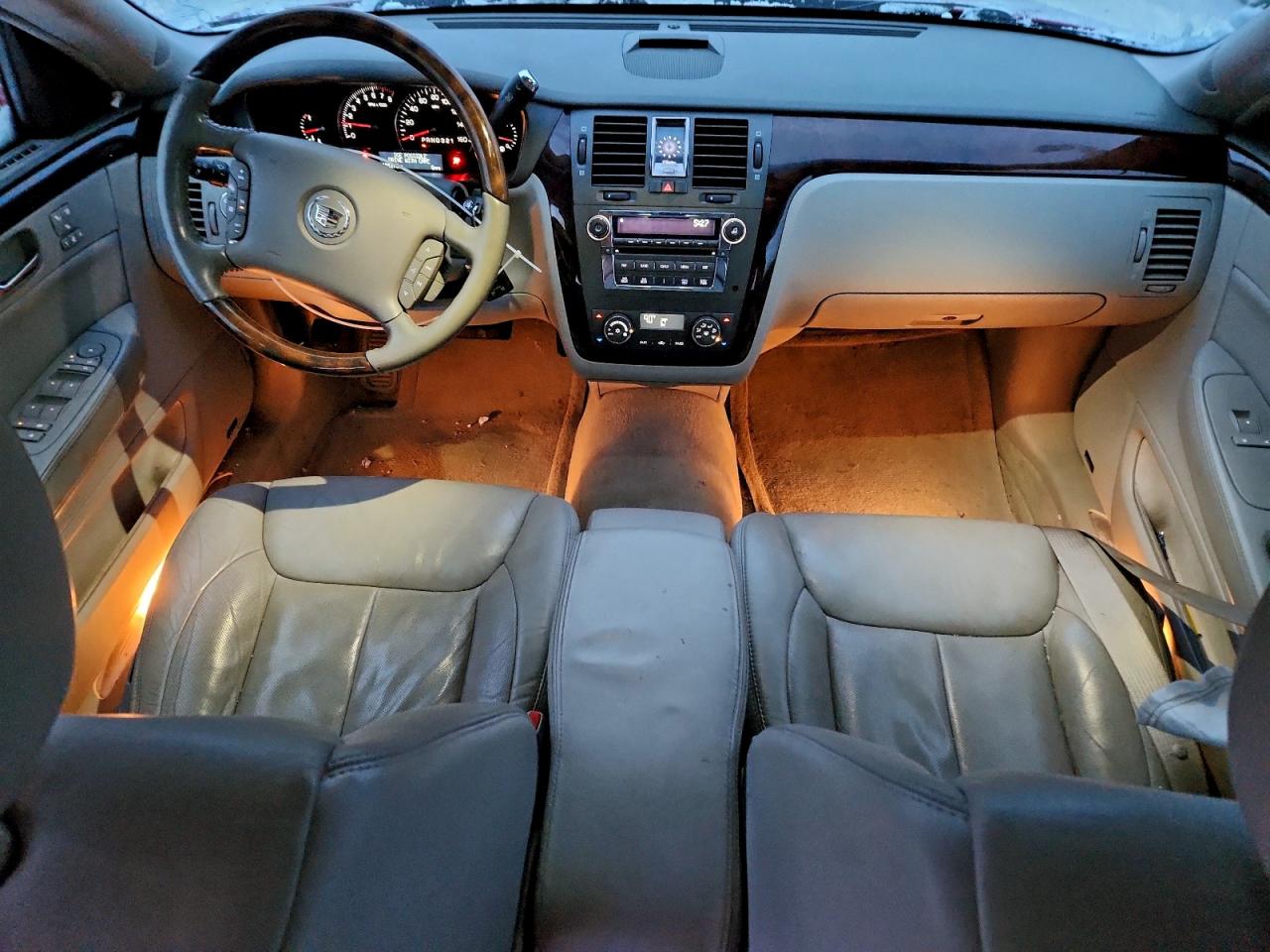 Cadillac DTS Image 12