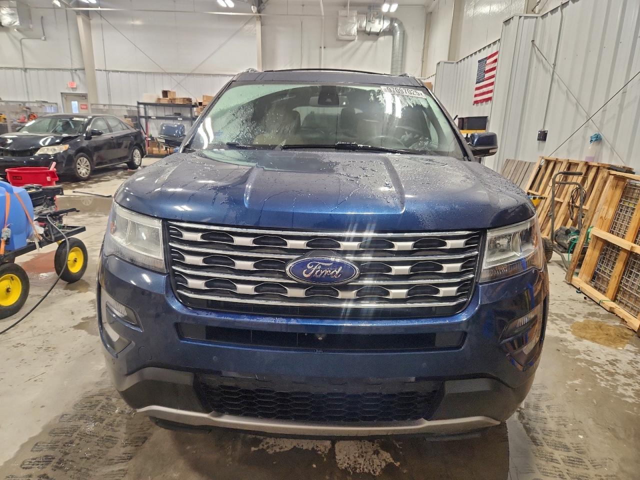 Ford Explorer Limited Image 8