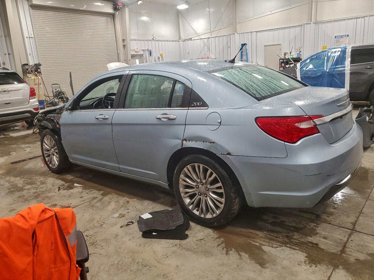 Chrysler 200 Limited Image 3