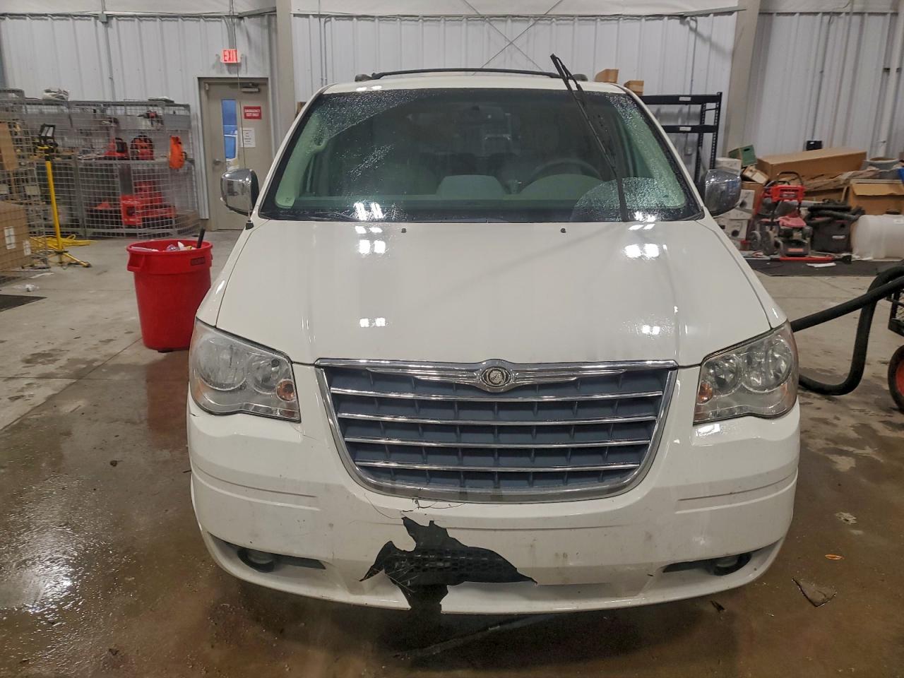 Chrysler Minivan Touring Image 2