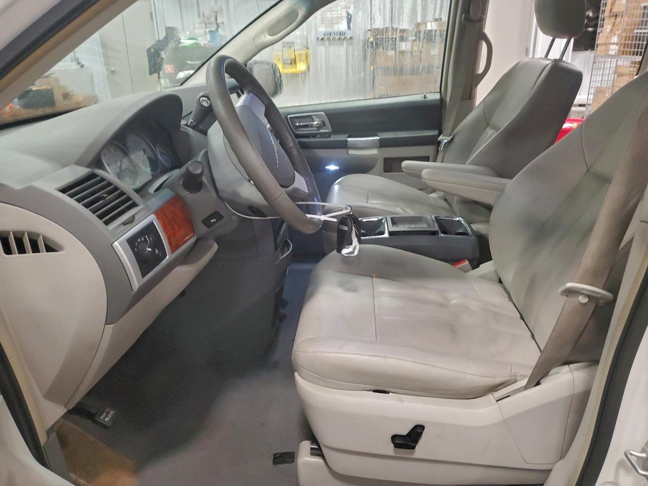 Chrysler Minivan Touring Image 9