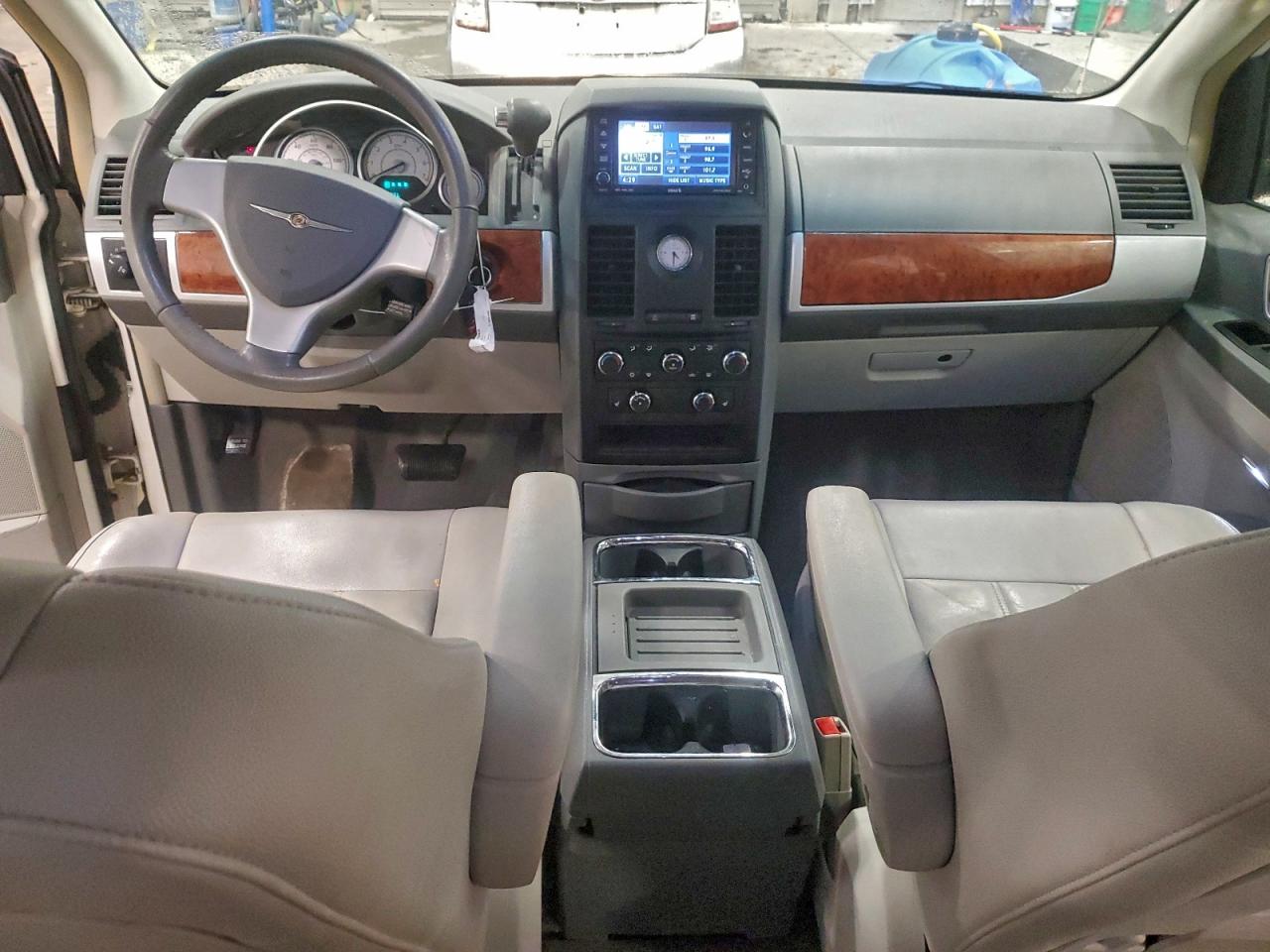 Chrysler Minivan Touring Image 10