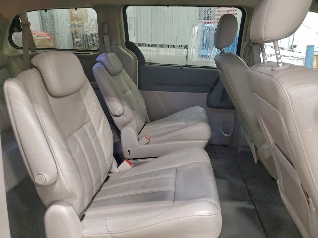 Chrysler Minivan Touring Image 12