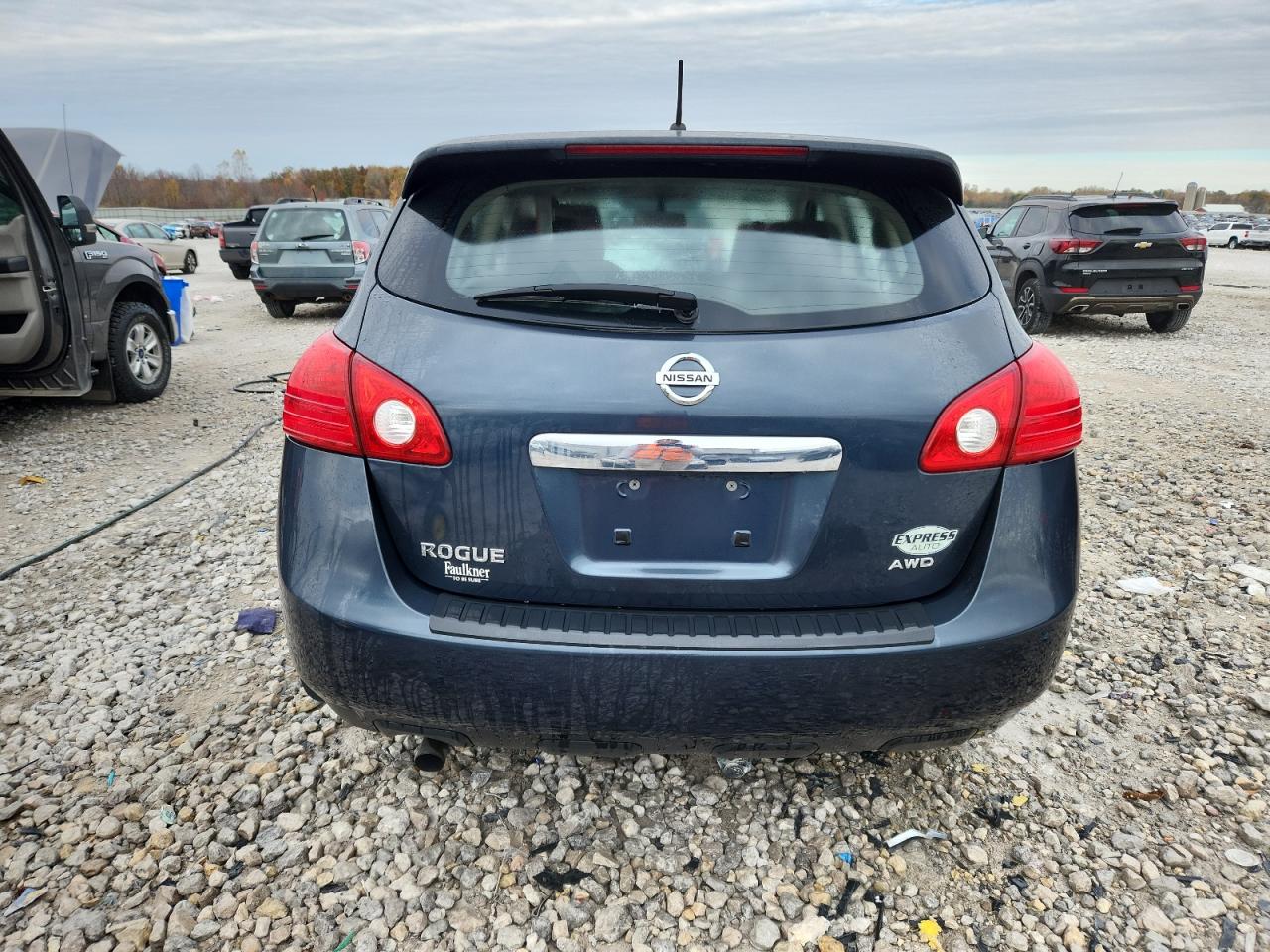 Nissan Rogue S Image 2