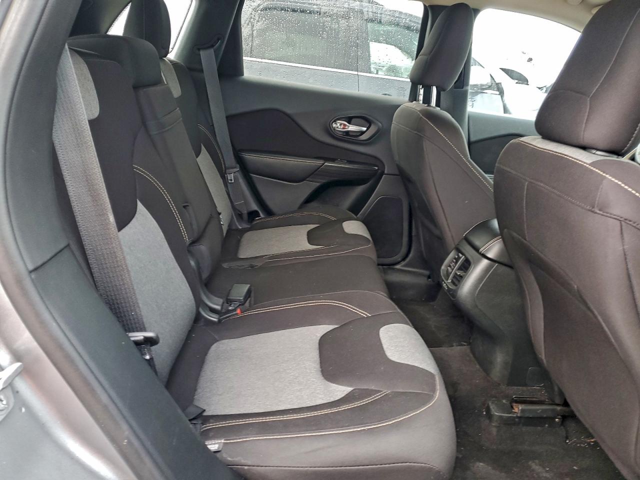 Jeep Grand Cherokee Sport Image 8